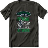 A bad Day Fishing - Vissen T-Shirt | Groen | Grappig Verjaardag Vis Hobby Cadeau Shirt | Dames - Heren - Unisex | Tshirt Hengelsport Kleding Kado - Donker Grijs - XL