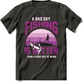 A Bad Day Fishing - Vissen T-Shirt | Roze | Grappig Verjaardag Vis Hobby Cadeau Shirt | Dames - Heren - Unisex | Tshirt Hengelsport Kleding Kado - Donker Grijs - M