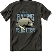 A Bad Day Fishing - Vissen T-Shirt | Grijs | Grappig Verjaardag Vis Hobby Cadeau Shirt | Dames - Heren - Unisex | Tshirt Hengelsport Kleding Kado - Donker Grijs - M