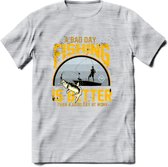 A Bad Day Fishing - Vissen T-Shirt | Geel | Grappig Verjaardag Vis Hobby Cadeau Shirt | Dames - Heren - Unisex | Tshirt Hengelsport Kleding Kado - Licht Grijs - Gemaleerd - XL