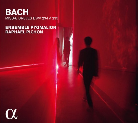 Sfeervolle foto van een gang verlicht met rood licht, met silhouetten van mensen. Tekst: Bach Missae Breves, Ensemble Pygmalion, Raphaël Pichon.