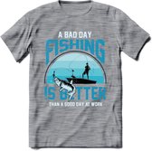 A Bad Day Fishing - Vissen T-Shirt | Blauw | Grappig Verjaardag Vis Hobby Cadeau Shirt | Dames - Heren - Unisex | Tshirt Hengelsport Kleding Kado - Donker Grijs - Gemaleerd - 3XL