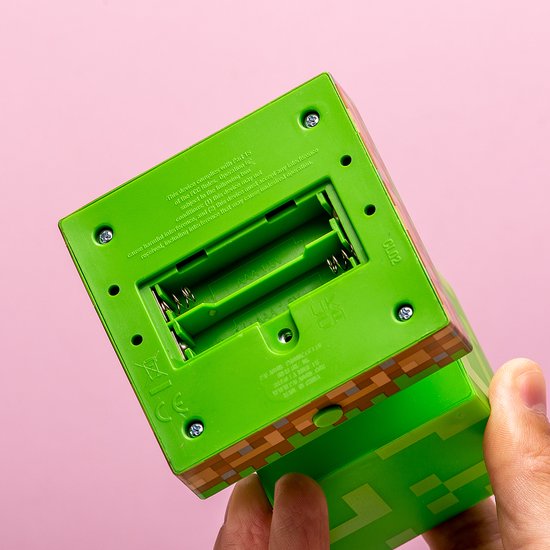 Groene Minecraft Creeper lamp met batterijvak aan de onderkant.