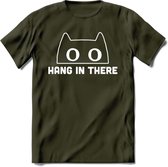 Hang In There - Katten T-Shirt Kleding Cadeau | Dames - Heren - Unisex | Kat / Dieren shirt | Grappig Verjaardag kado | Tshirt Met Print | - Leger Groen - XXL