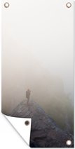Schuttingposter Een reiziger in de mist - 100x200 cm - Tuindoek