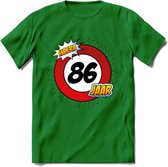 86 Jaar Hoera Verkeersbord T-Shirt | Grappig Verjaardag Cadeau | Dames - Heren | - Donker Groen - M