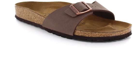 Sandale Birkenstock marron avec boucle couleur cuivre, de trois quarts avant.