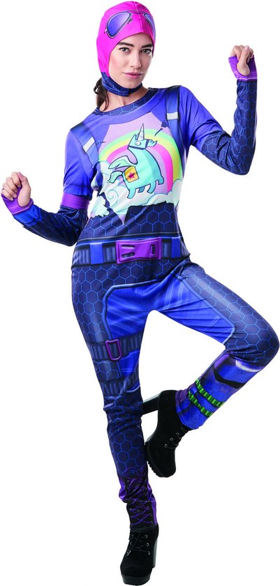 Vrouw in paars en blauw Fortnite-kostuum met lama-print en roze bivakmuts, in een danspose.