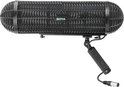 Zwarte BOYA microfoonwindkap met grillpatroon en handgreep, op wit.