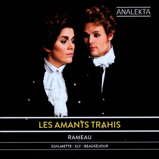 Twee personen in klederdracht uit de 18e eeuw met pruiken. Tekst: LES AMANTS TRAHIS, RAMEAU, GUILMETTE - SLY - BEAUSÉJOUR.