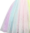 Detail van een regenboog tule rok met gouden glitter en pastelkleuren.