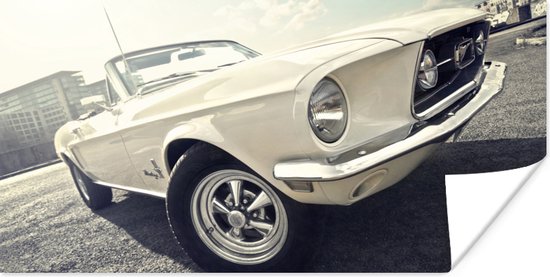 Poster Een witte Ford Mustang op een parkeerplaats - 150x75 cm