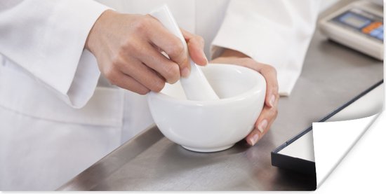 Affiche Le pharmacien mélangeant des médicaments dans un mortier - 150x75 cm