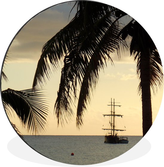 WallCircle - Wandcirkel - Muurcirkel - Silhouetten van palmbomen en een prachtig schip op de achtergrond bij Grand Cayman - Aluminium - Dibond - ⌀ 140 cm - Binnen en Buiten