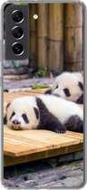 Geschikt voor Samsung Galaxy S21 FE hoesje - Panda's - Vloer - Hout - Siliconen Telefoonhoesje