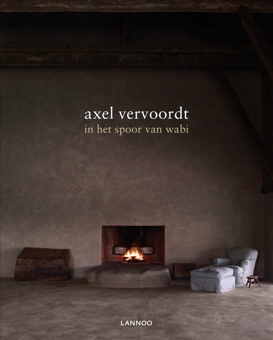 Boek "Axel Vervoordt in het spoor van Wabi" met een fauteuil en open haard.