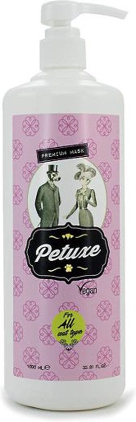 Grote witte fles met pompdispenser, met een roze label met daarop een illustratie van een heer en dame in kledij uit het begin van de 20e eeuw. De tekst 'Petuxe Premium Mask Vegan For All coat types' staat erop.