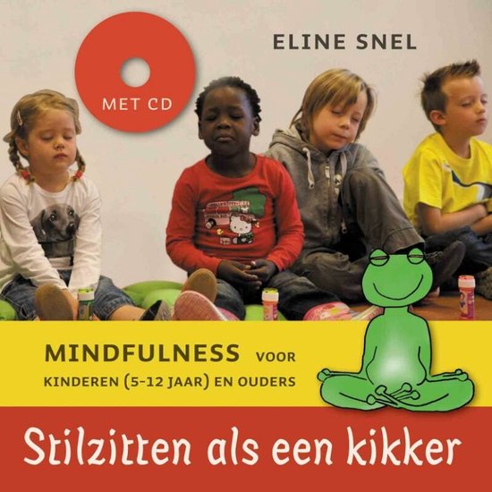 Boekomslag 'Stilzitten als een kikker' met vier kinderen die mindfulnessoefeningen doen en een kikker.