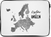Laptophoes 13 inch - Europakaart in grijze waterverf met de quote "Explore the unseen" - zwart wit - Laptop sleeve - Binnenmaat 32x22,5 cm - Zwarte achterkant