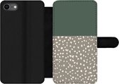 Bookcase Geschikt voor iPhone 8 telefoonhoesje - Stip - Groen - Patronen - Met vakjes - Wallet case met magneetsluiting