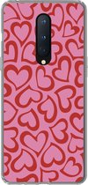 Geschikt voor OnePlus 8 hoesje - Een illustratie van behang met rode hartjes - Siliconen Telefoonhoesje
