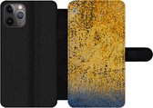 Bookcase Geschikt voor iPhone 11 Pro telefoonhoesje - Roest print - Goud - Staal - Met vakjes - Wallet case met magneetsluiting