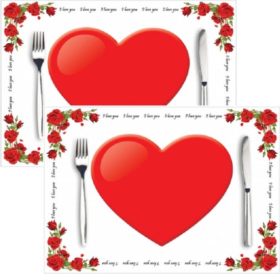 Table pour St Valentin avec serviettes en papier cœur, dessous de