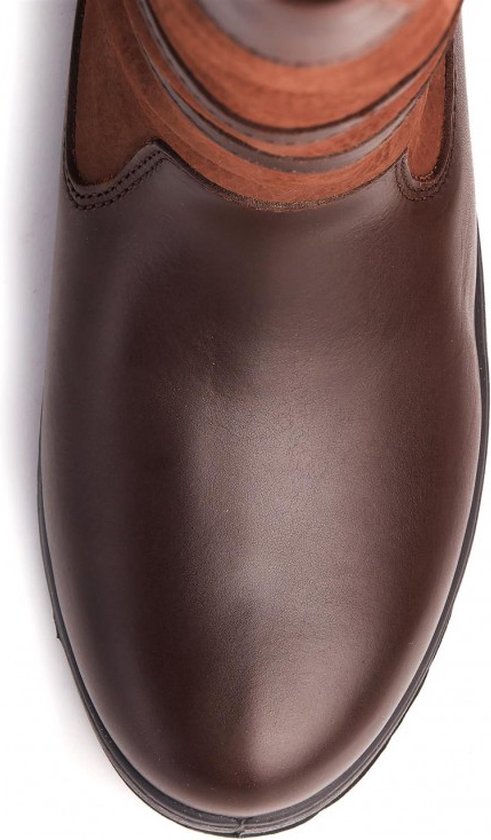 Voorkant van een bruine Dubarry laars, met leren neus.