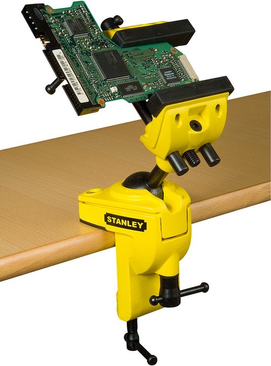 Gele multifunctionele boorklem van Stanley met printplaat op een houten tafel.