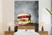Behang - Fotobehang Broodje hamburger met rode uien en kaas - Breedte 180 cm x hoogte 280 cm