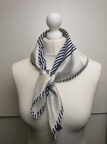 Neksjaal Constance gestreept motief donkerblauw wit halssjaal korte vierkante sjaal