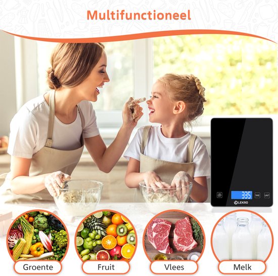 Moeder en kind maken deeg, met weegschaal en afbeeldingen van groenten, fruit, vlees en melk.