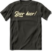 Bier Hier! T-Shirt | Bier Kleding | Feest | Drank | Grappig Verjaardag Cadeau | - Donker Grijs - XL