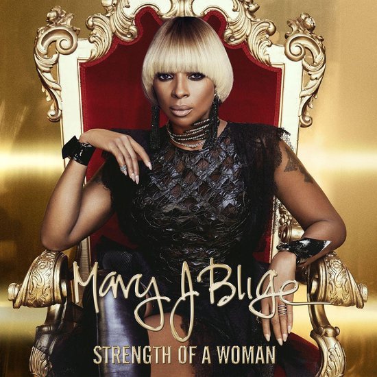 Mary J. Blige zit op een gouden troon met rode bekleding, met een zwart kanten jurkje en opvallende sieraden.