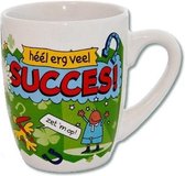 Mok - Cartoon Mok - Héél erg veel Succes - Gevuld met een snoepmix - In cadeauverpakking met gekleurd krullint