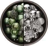 74x stuks kunststof kerstballen mix van salie groen en zilver 6 cm - Kerstversiering