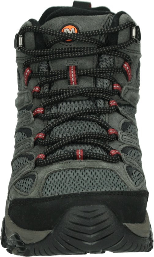 Voorkant van een grijze Merrell wandelschoen met zwarte en rode details.