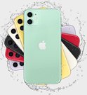 Een rij met Apple iPhones in verschillende kleuren: zwart, groen, geel, paars, rood en wit, met een mintgroene iPhone in het midden, omringd door waterdruppels.