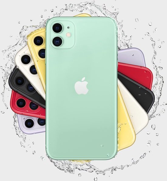 Een rij met Apple iPhones in verschillende kleuren: zwart, groen, geel, paars, rood en wit, met een mintgroene iPhone in het midden, omringd door waterdruppels.