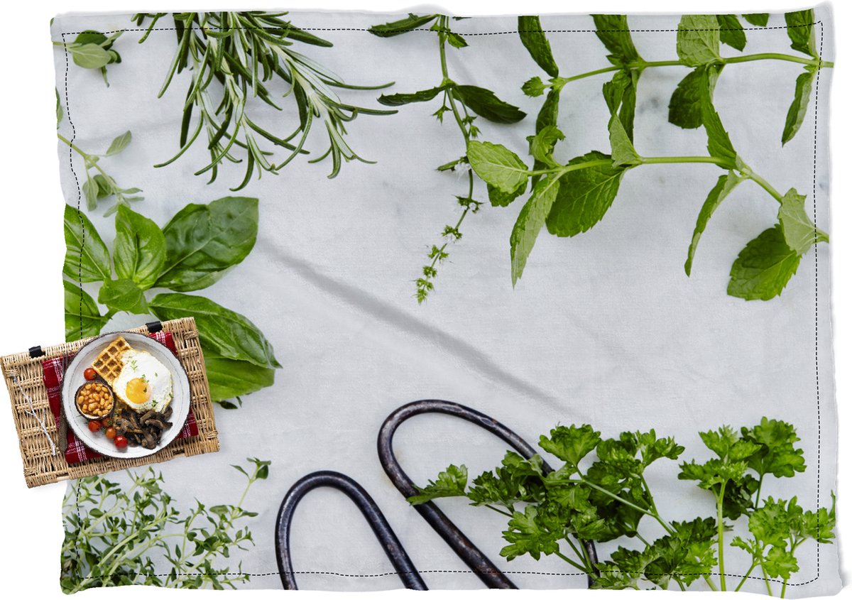 picknickkleed-buitenkleed-kruiden-en-schaar-op-marmeren-ondergrond