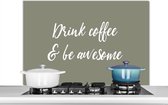 Spatscherm Keuken - Kookplaat Achterwand - Spatwand Fornuis - 100x65 cm - Quotes - Drink coffee & be awesome - Koffie - Spreuken - Aluminium - Wanddecoratie - Muurbeschermer - Hittebestendig