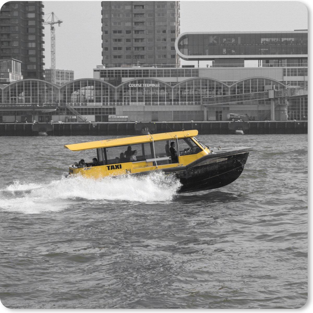 Muismat XXL 50x50 cm - Bureau onderlegger - Bureau mat Zwart-wit foto van een boot in het Nederlandse Rotterdam - Bureaumat - Gaming mousepad xl - Bureaulegger groot - Computer deskmat