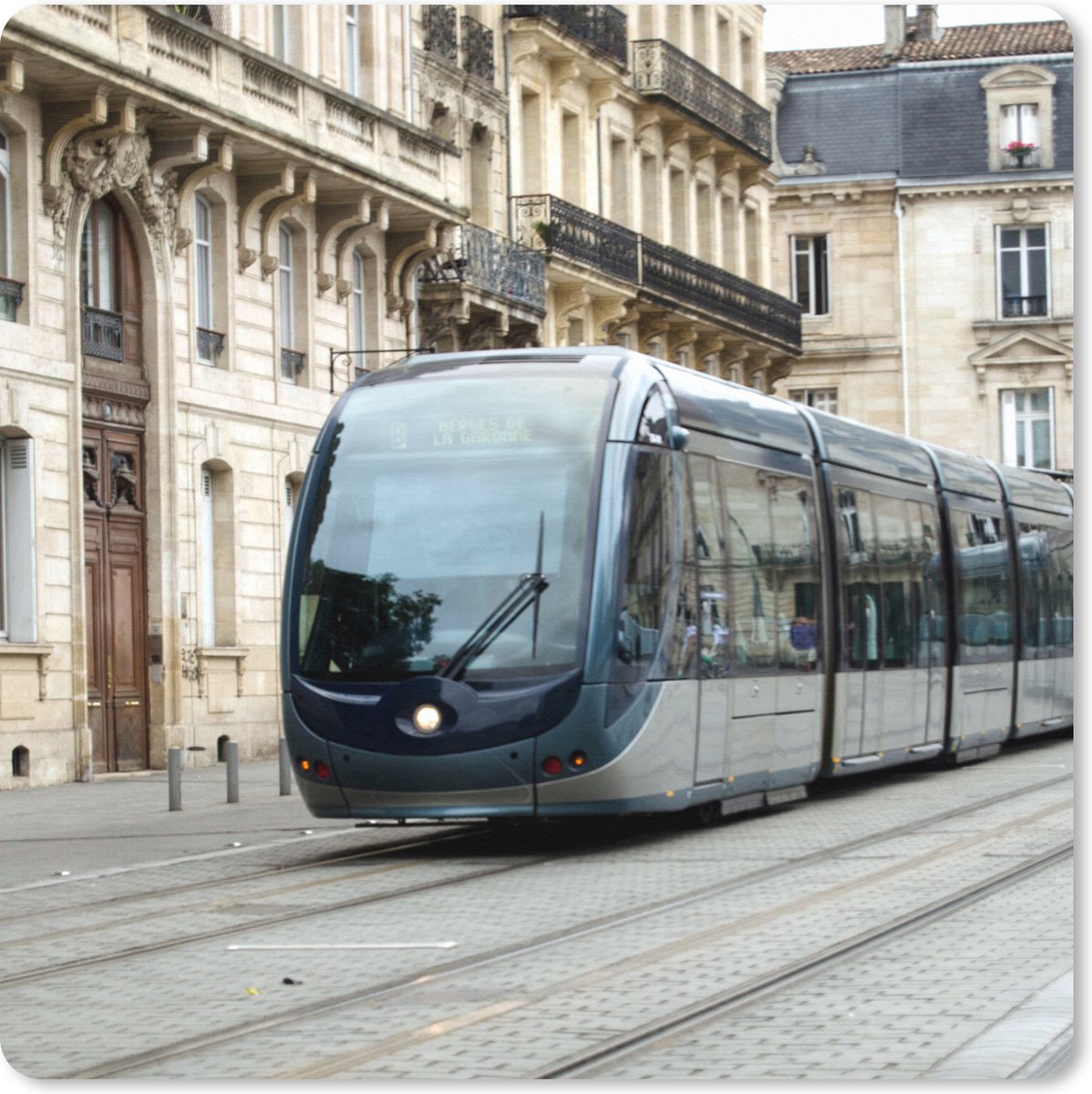 Muismat XXL 60x60 cm - Bureau onderlegger - Bureau mat Een moderne tram gaat door het centrum van Bordeaux - Bureaumat - Gaming mousepad xl - Bureaulegger groot - Computer deskmat