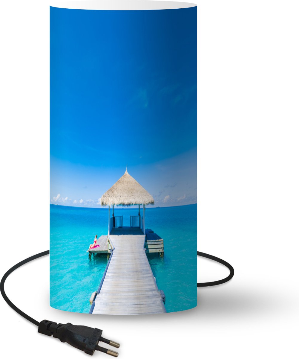 Lamp - Nachtlampje - Tafellamp slaapkamer - Zee - Pier - Hut - 54 cm hoog - Ø24.8 cm - Inclusief LED lamp