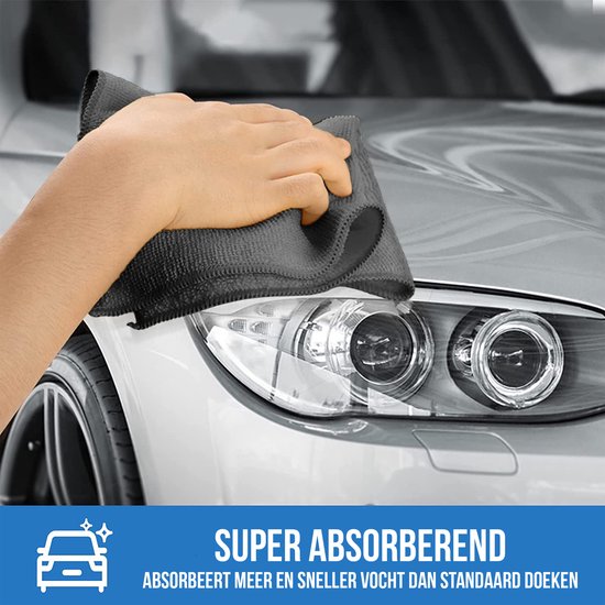 Hand met grijze microvezeldoek die een koplamp van een auto schoonmaakt, tekst 'SUPER ABSORBEREND'.