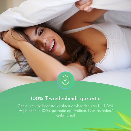 Lachende vrouw ontwaakt onder een zachte witte zomerdekbed. 100% Tevredenheidsgarantie.