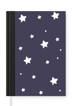 Notitieboek - Schrijfboek - Illustratie met een patroon van witte sterren op een donkerblauwe achtergrond - Notitieboekje klein - A5 formaat - Schrijfblok