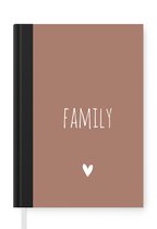 Notitieboek - Schrijfboek - Engelse quote "Family" op een bruine achtergrond - Notitieboekje klein - A5 formaat - Schrijfblok