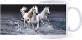 Beker - Witte paarden in Branding