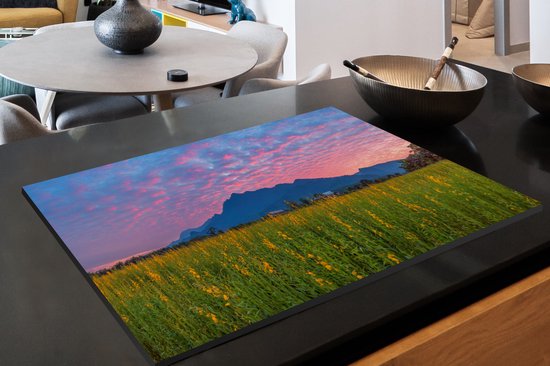 KitchenYeah® Inductie beschermer 89.6x51.6 cm - Bloemenveld voor een berg - Kookplaataccessoires - Afdekplaat voor kookplaat - Inductiebeschermer - Inductiemat - Inductieplaat mat